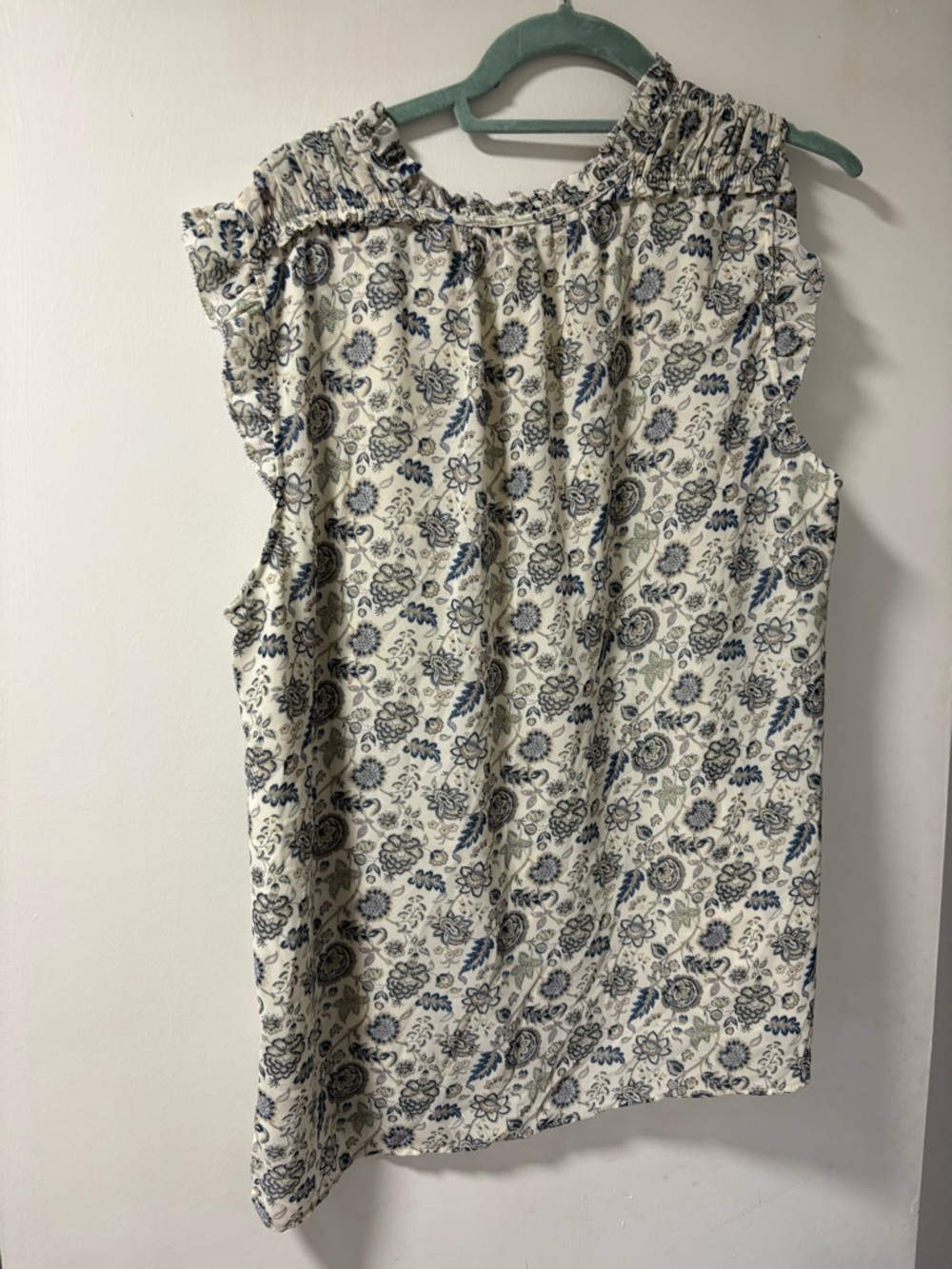 Rose & Olive Cream Floral V-Neck Sleeveless Blouse - Picture 3 of 3